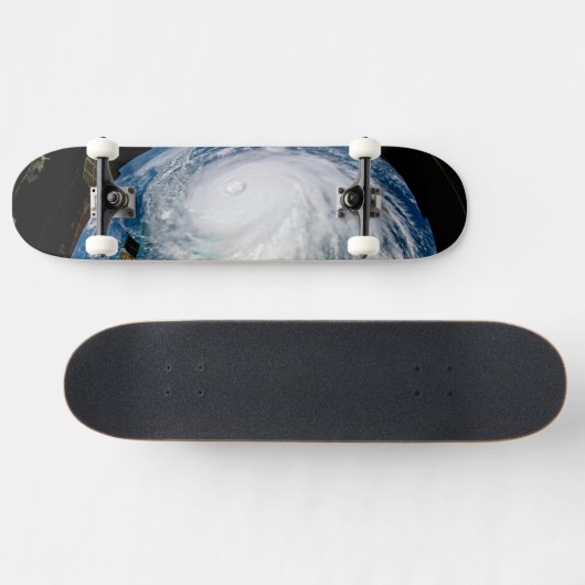 Blick auf den Hurrikan Dorian. Skateboard (Horizontal)