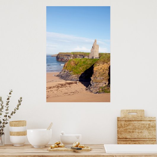 Blick auf den Schlossstrand und die Felsen in Ball Poster (Küche)