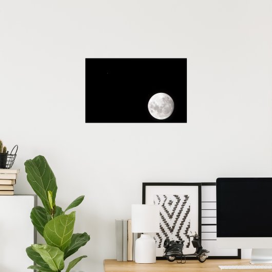 Blick auf den Vollmond, zeigt auch Mars Poster (Heimbüro)