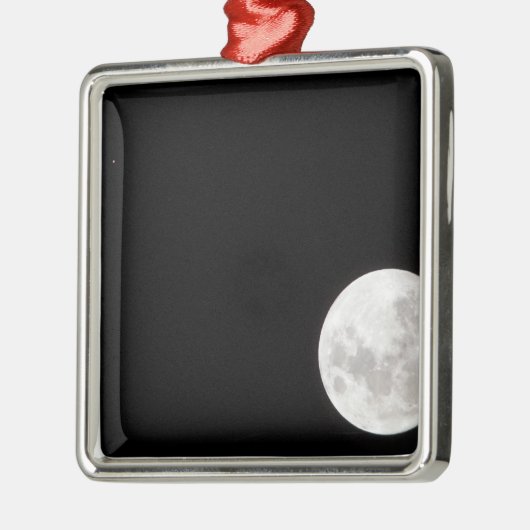 Blick auf den Vollmond, zeigt auch Mars Silbernes Ornament (Links)