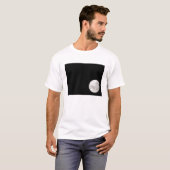 Blick auf den Vollmond, zeigt auch Mars T-Shirt (Vorne ganz)