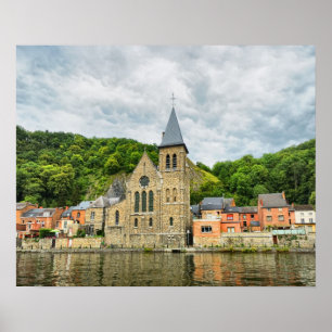 Blick auf die alte Kirche in Dinant vom Fluss Meus Poster