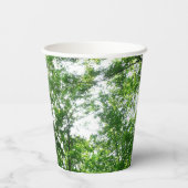 Blick auf die Bäume des Sommers Pappbecher (Rückseite)