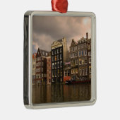 Blick auf die einzigartige Architektur und gepflas Silbernes Ornament (Rechts)