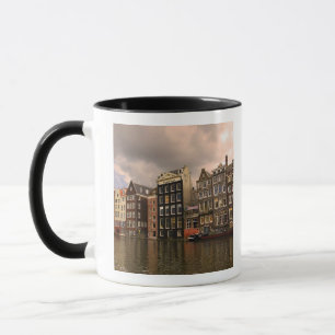 Blick auf die einzigartige Architektur und gepflas Tasse