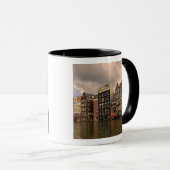 Blick auf die einzigartige Architektur und gepflas Tasse (VorderseiteRechts)