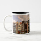 Blick auf die einzigartige Architektur und gepflas Zweifarbige Tasse (Links)
