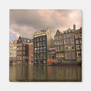 Blick auf die einzigartige Architektur und Giebel Magnet