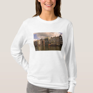 Blick auf die einzigartige Architektur und Giebel T-Shirt