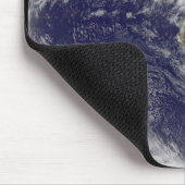 Blick auf die ganze Erde und vier Sturmsysteme Mousepad (Ecke)