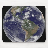 Blick auf die ganze Erde und vier Sturmsysteme Mousepad (Vorne)