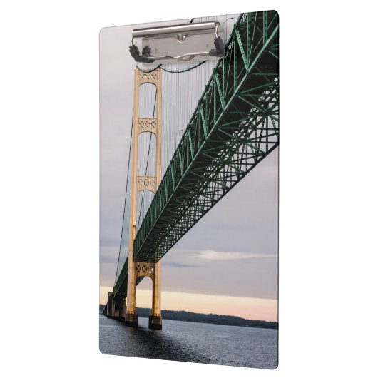 Blick auf die Mackinac-Brücke vom Lake Michigan 2 Klemmbrett (Links)