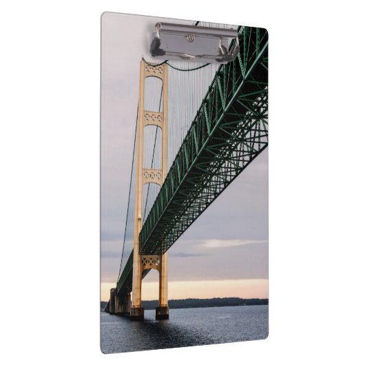 Blick auf die Mackinac-Brücke vom Lake Michigan 2 Klemmbrett (Rechts)