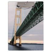 Blick auf die Mackinac-Brücke vom Lake Michigan 2 Klemmbrett (Vorderseite)