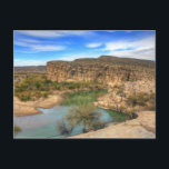 Blick auf die Postkarte Rio Grande<br><div class="desc">Postkarte mit Bild des Rio Grande Flusses von Boquillas del Carmen,  Mexiko. Der Fluss dient als natürliche Grenze zwischen dem US-Staat Texas und den mexikanischen Staaten Chihuahua,  Coahuila,  Nuevo León und Tamaulipas. Siehe passender Aufkleber. Sehen Sie sich die gesamte Mexico Postcard Kollektion im Bereich CARDS,  POSTCARDS & STICKERS an.</div>