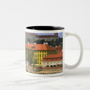Blick auf die Prager Burg und die Stadt an der Mol Zweifarbige Tasse