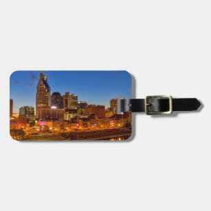 Blick auf die Skyline der Stadt bei Dämmerung Gepäckanhänger