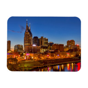 Blick auf die Skyline der Stadt bei Dämmerung Magnet