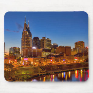 Blick auf die Skyline der Stadt bei Dämmerung Mousepad