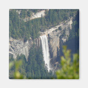 Blick auf die Vernalfälle von Glacier Point, CA Magnet