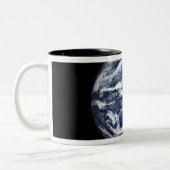 Blick auf die Vollerde, zentriert auf den Pazifikr Zweifarbige Tasse (Links)