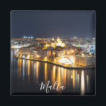 Blick auf drei Städte in Malta am Abend Magnet<br><div class="desc">Aussicht auf drei Städte in Malta in der Nacht. Foto aus Valletta. Der Grand Harbour beleuchtete nachts.</div>