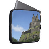 Blick auf Edinburgh Castle, Edinburgh, Schottland, Laptopschutzhülle (Vorne Rechts)