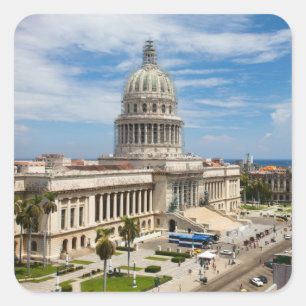 Blick auf ein Gebäude des Kapitols in Havanna, Kub Quadratischer Aufkleber