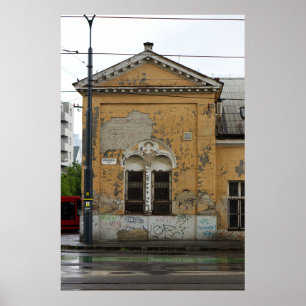 Blick auf ein vernachlässigtes altes Gebäude Poster