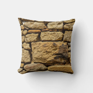 Blick auf eine alte Wand mit gelbem Stein, Abstrac Kissen