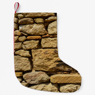 Blick auf eine alte Wand mit gelbem Stein, Abstrac Kleiner Weihnachtsstrumpf