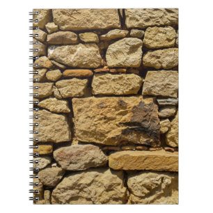Blick auf eine alte Wand mit gelbem Stein, Abstrac Notizblock