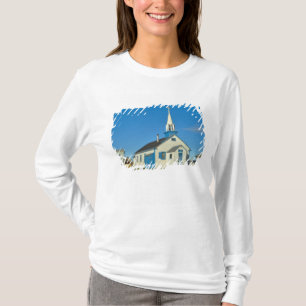 Blick auf eine blaue und weiße Kirche im Stamm de T-Shirt
