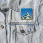 Blick auf eine blaue und weiße Kirche im Stamm der Button (Beispiel)