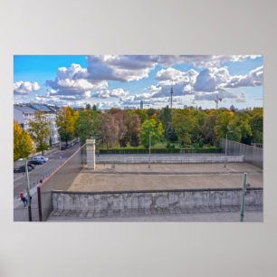 Blick auf einen Abschnitt der Berliner Mauer, Deut Poster