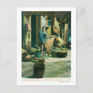 Blick auf einen Mann, der aus seinem Rohr raucht Postkarte