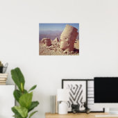 Blick auf einen riesigen Kopf und einen Adler Poster (Heimbüro)