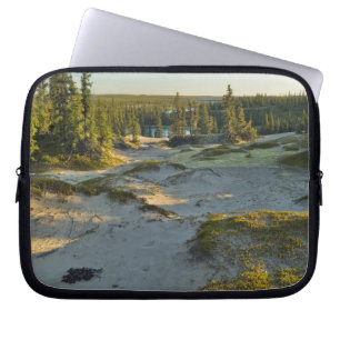 Blick auf einen See und die umliegenden Sandhügel, Laptopschutzhülle