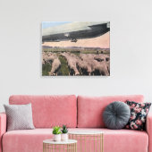 Blick auf einen Zeppelin Blimp über das Weideschaf Leinwanddruck (Insitu (Wohnzimmer))