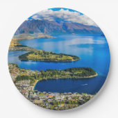Blick auf Queenstown vom Gipfel von Bob, Neuseelan Pappteller (Vorderseite)