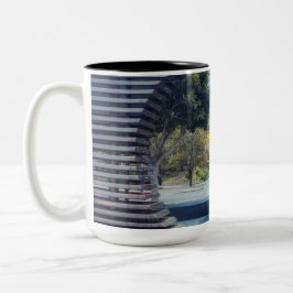 Blick auf San Francisco durch Metallrahmen Zweifarbige Tasse
