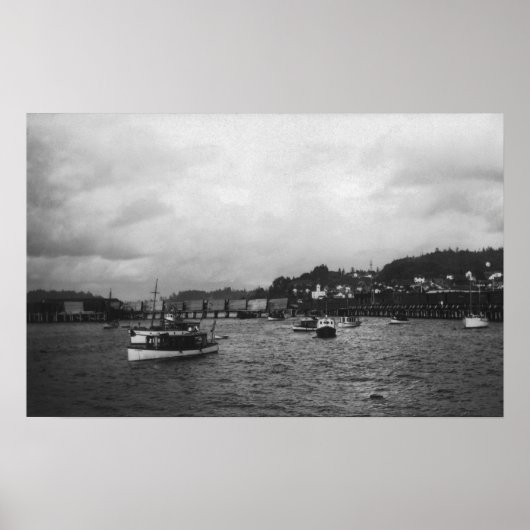 Blick auf Schiffe bei der 15. jährlichen Regatta Poster (Vorne)