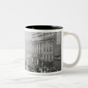 Blick auf Tottenham Court Road, c.1885 Zweifarbige Tasse