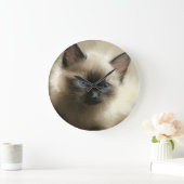Blick auf Unschuld Siam Kitten Portrait Große Wanduhr (Zuhause)