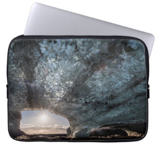 Blick aus einer Eishöhle, Island Laptopschutzhülle