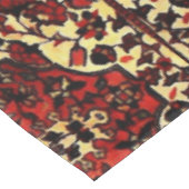 Blick des persischen Teppichs in dunkelrotem und Tischdecke (Schrägansicht)