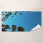 Blick des Wurms auf Bäume Badehandtuch (Badehandtuch)