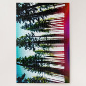 Blick hinauf in einen Wald mit hohen Bäumen mit Ro Puzzle (Vertikal)