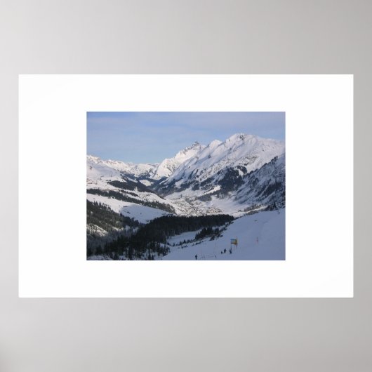 Blick hinunter auf ein kleines Bergdorf Poster (Vorne)