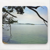 Blick über den Fluss, der auf einem Mousepad (Vorne)